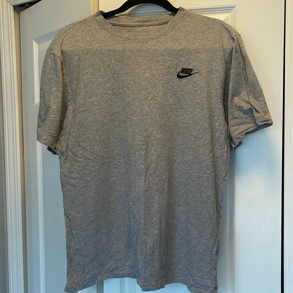 Nike NWOT men’s gray/black short sleeve shirt.